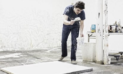 Hugo Fontela durante el proceso de creación de una de sus obras.
