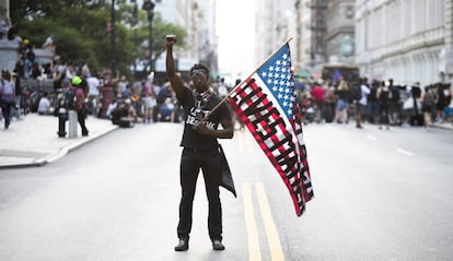 Un manifestante sostiene una bandera de Estados Unidos durante una protesta del movimiento Black Lives Matters en Nueva York el 23 de junio de 2020. 