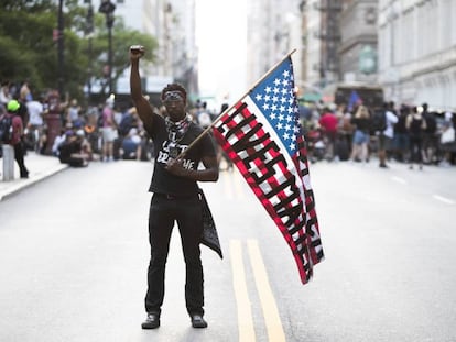 Un manifestante sostiene una bandera de Estados Unidos durante una protesta del movimiento Black Lives Matters en Nueva York el 23 de junio de 2020. 