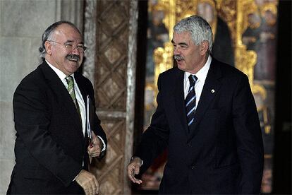 El presidente de la Generalitat, Pasqual Maragall, bromea con el líder de ERC, Josep Lluís Carod Rovira.