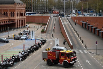 Un furgón de la UME detenido en mitad de una Atocha paralizada. Imagen tomada el 16 de marzo.