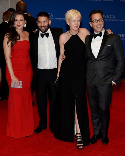 Katie Lowes, Guillermo Diaz, Joanna Coles y Dan Bucatinsky posan ante la cámara.