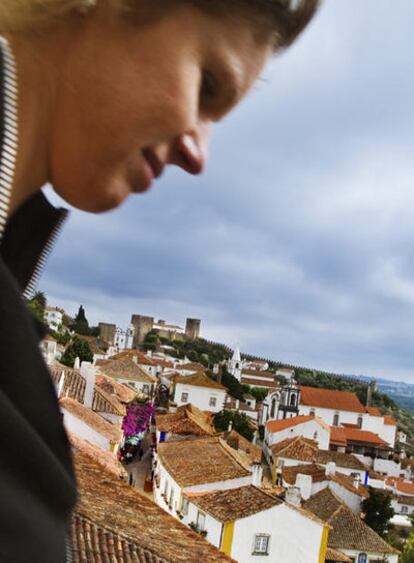 La localidad de Óbidos (Portugal), con sus casas blancas y su fortaleza al fondo.