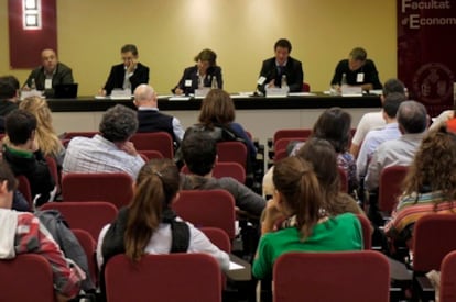 Los candidatos de los diferentes partidos, esta mañana, durante el debate en la Facultad de Económicas de Valencia.