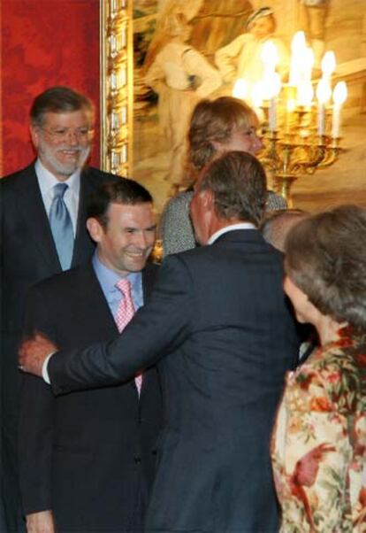 El Rey saluda al <i>lehendakari</i> en el Palacio Real. Detrás de don Juan Carlos llega la Reina, y al fondo, Ibarra (izquierda) y Aguirre.