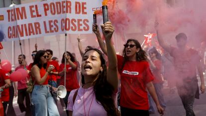 Varias jóvenes se manifiestan en Barcelona el Día del Trabajo, el 1 de mayo.