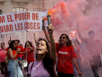 Varias jóvenes se manifiestan en Barcelona el Día del Trabajo, el 1 de mayo.