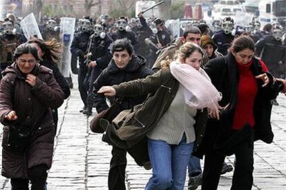 Manifestantes turcas por la igualdad corren perseguidas por la policía en Estambul.