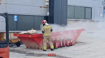 Bombers trabajando en el incendio en una nave en Vilanova i la Geltrú.