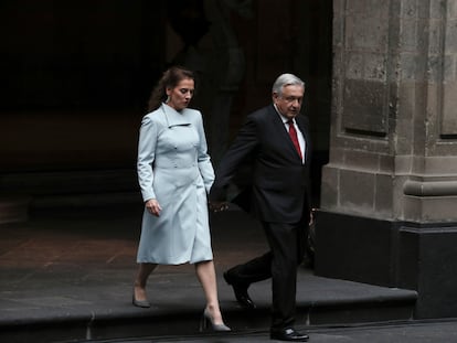 El presidente López Obrador y su esposa, Beatriz Gutiérrez Müller, en el palacio Nacional en octubre de 2019.