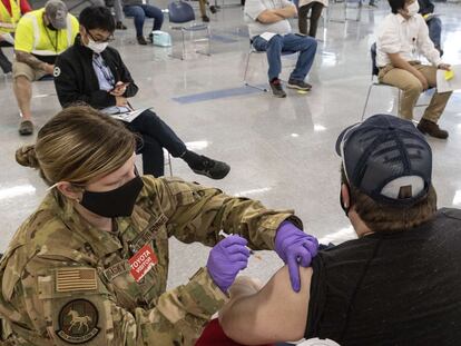 Una voluntaria de la Guardia Nacional vacunaba en marzo a un hombre en Búfalo (Virginia Occidental).