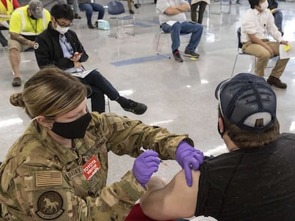 Una voluntaria de la Guardia Nacional vacunaba en marzo a un hombre en Búfalo (Virginia Occidental).