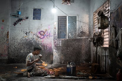 Un trabajador de una fábrica de zapatos reciclados del barrio de Lalbagh (Daca) termina una sandalia. Parte de la economía local procede del reciclaje, que se nutre especialmente de mano de obra procedente de la áreas devastadas por las inundaciones. 