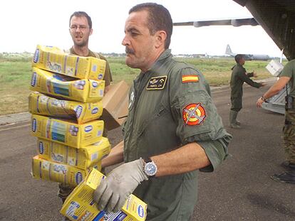 Militares españoles descargan paquetes de ayuda la semana pasada en Banda Aceh.
