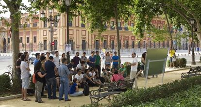 El profesor de Psicología Vicente Manzano imparte una clase en los jardines del Cristina de Sevilla.