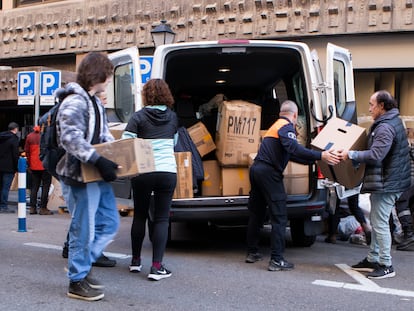 Voluntarios cargan una de las camionetas con donaciones a las puertas de la embajada turca, el jueves 9 de febrero.