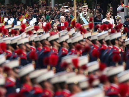El rey Felipe VI, la Reina y el presidente Pedro Sánchez asisten al desfile militar del 12 de octubre del año pasado, en Madrid.