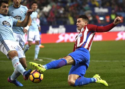Lucas Hernández lucha por el balón con Jonny Castro en un partido contra el Celta.