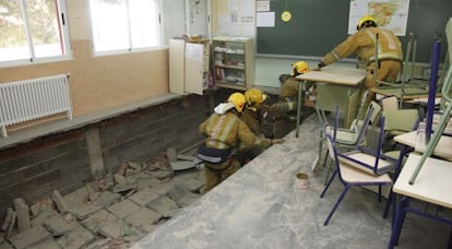 Aula del colegio Hispanidad con el suelo hundido en Santa Pola. 