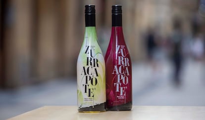 Botellas de la marca Zurracapote tinto y blanco.