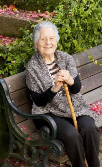 La pedagoga Antía Cal, en 2012, en el jardín de su casa de Moaña (Pontevedra).