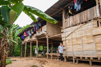 Un niño camina frente a una escuela refugio construida con bambú y madera, en donde dos centenares de estudiantes de distintas minorías viven e intentan seguir con sus estudios.