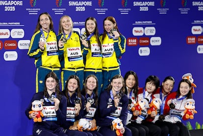 Podio del relevo de 4x200, con Australia de amarillo, Estados Unidos de azul, y a la derecha, China.
