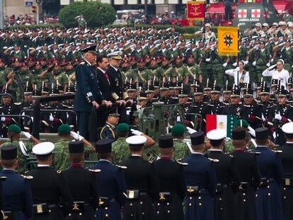 El expresidente Peña Nieto y el exjefe de la Fuerzas Armadas pasan revista a las tropas militares en la plancha del Zócalo