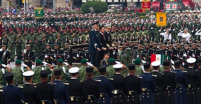 El expresidente Peña Nieto y el exjefe de la Fuerzas Armadas pasan revista a las tropas militares en la plancha del Zócalo