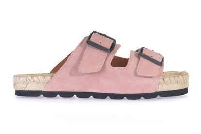 Alpargata-sandalia de ante. Es unisex y está disponible en varios tonos. La firma Toni Pons (65 euros).