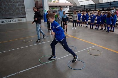 Un niño participa en uno de los juegos del taller de Álex Remiro.