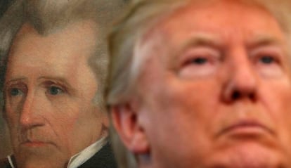 Un retrato de Andrew Jackson, en la Casa Blanca, detr&aacute;s de Donald Trump.