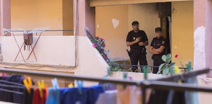 Dos policías ante la puerta del domicilio de Paterna donde se perpetró el doble crimen.