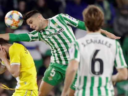 El defensa del Betis Marc Bartra lucha por el balón ante el delantero brasileño del Espanyol Léo Baptistão.