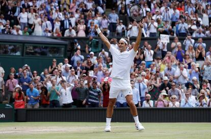 Roger Federer saluda al público tras ganar la final del torneo de Wimbledon.