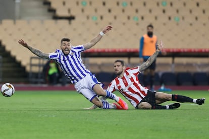 Íñigo Martínez derriba a Portu en la jugada del penalti.