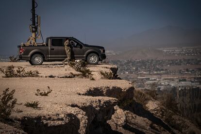 Un agente de la Guardia Nacional de Estados Unidos vigila la frontera desde El Paso, Texas, en enero de 2025.