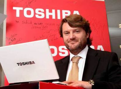 Alberto Ruano, director general de Toshiba, con su nuevo ordenador de color blanco (Portegé R400).