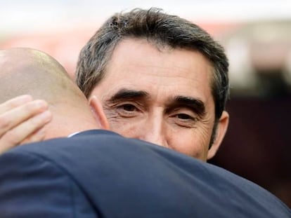 Valverde s'abraça amb Zidane abans del partit.