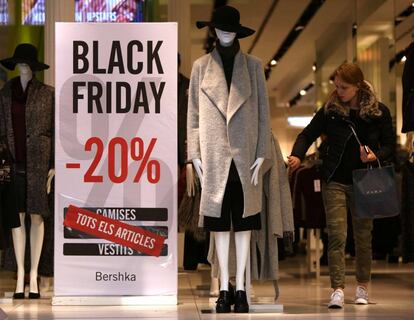 Oferta de descuentos por el Black Friday en una tienda de Barcelona.