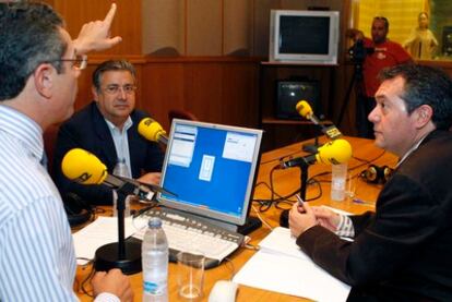 Juan Ignacio Zoido, a la izquierda, y Juan Espadas, durante su primer debate en la Cadena SER.