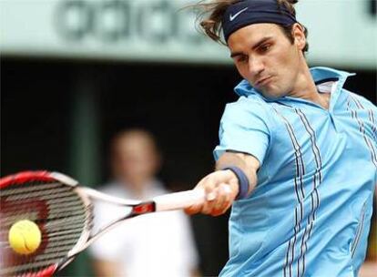 Roger Federer golpea la pelota durante el partido ante Robredo