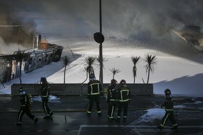 Els Bombers treballen en l'incendi al Port Fòrum de Sant Adrià de Besòs.