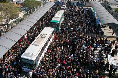 Una multitud rodea los autobuses que transportan a los prisioneros palestinos liberados a su llegada a Jan Yunis, en la franja de Gaza, este sábado.