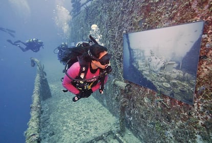 Exposición fotográfica submarina. El buque Gen. Hoyt S. Vandenberg, que fue hundido por la Fuerza Aérea de EE UU en 2009 y actualmente convertido en arrecife artificial en Key West (Florida), sirve de sala de exposiciones, a la que se accede buceando, para ver las fotografías del austriaco Andreas Franke.