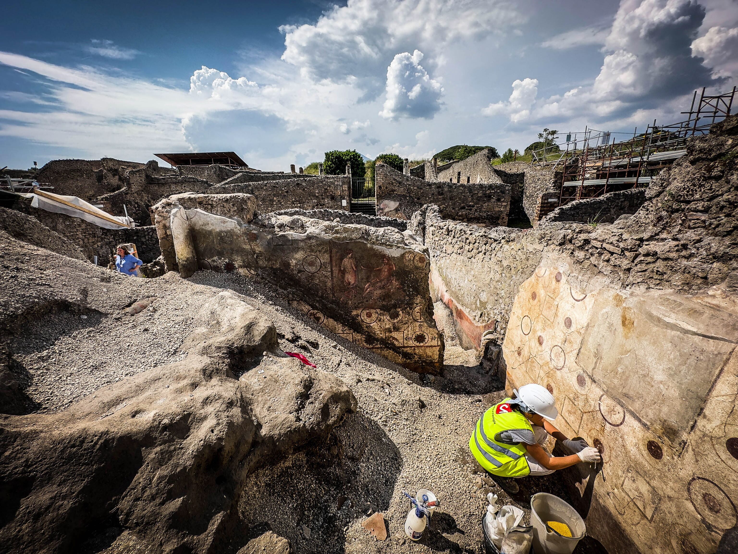 Un arqueólogo trabaja en un mural descubierto durante los trabajos de excavación en Pompeya (Italia). 