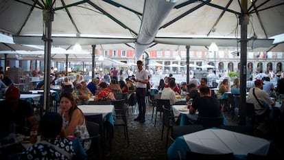 Una terraza llena en la Plaza Mayor de Madrid este viernes (Foto: JUAN BARBOSA)