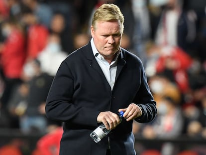 Ronald Koeman durante el partido del FC Barcelona contra el Rayo Vallecano.