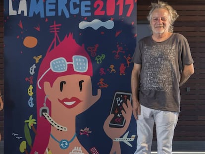 Marina Garc&eacute;s y Xavier Mariscal junto al cartel de la Merc&egrave;