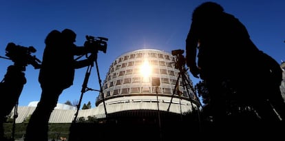 Periodistas a las puertas del Tribunal Constiucional.